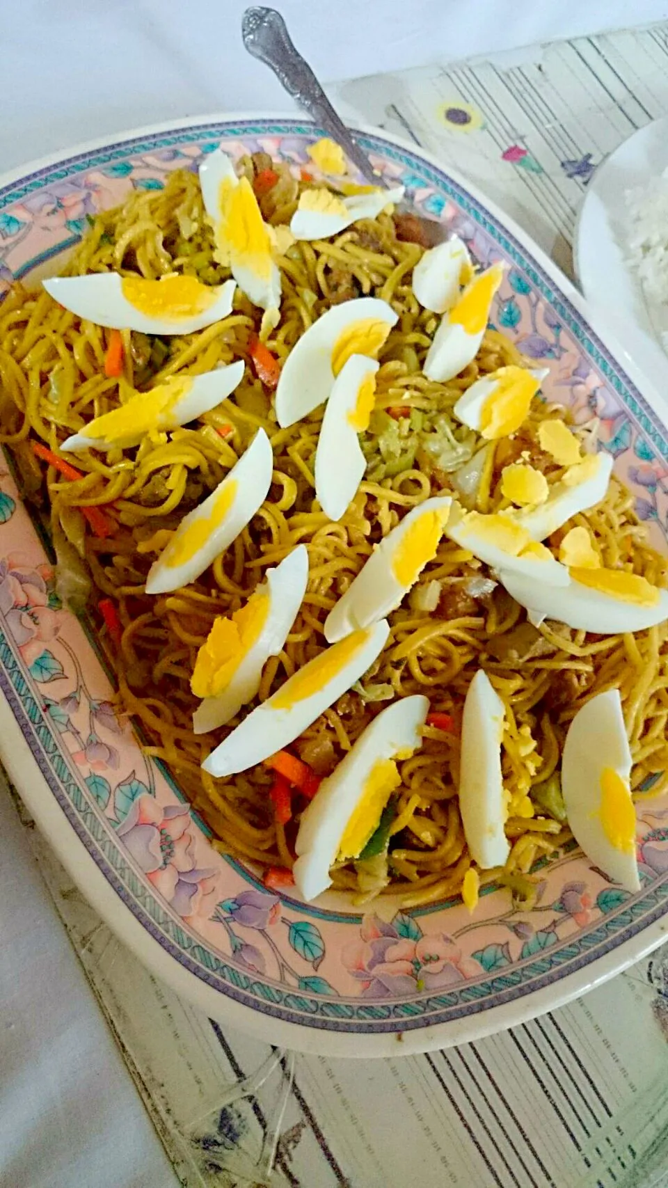 Sautee Noodles topped with boiled eggs.|bonnieさん