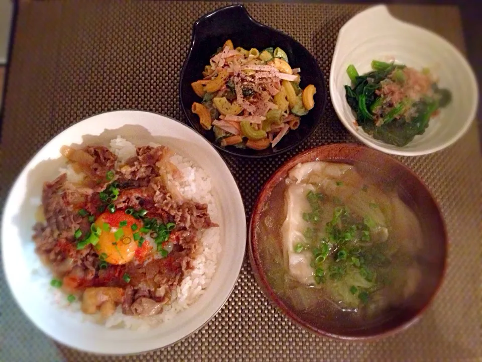 牛丼、温玉のせ、マカロニサラダ、ほうれん草のおひたし、雲呑スープ|ayumiさん