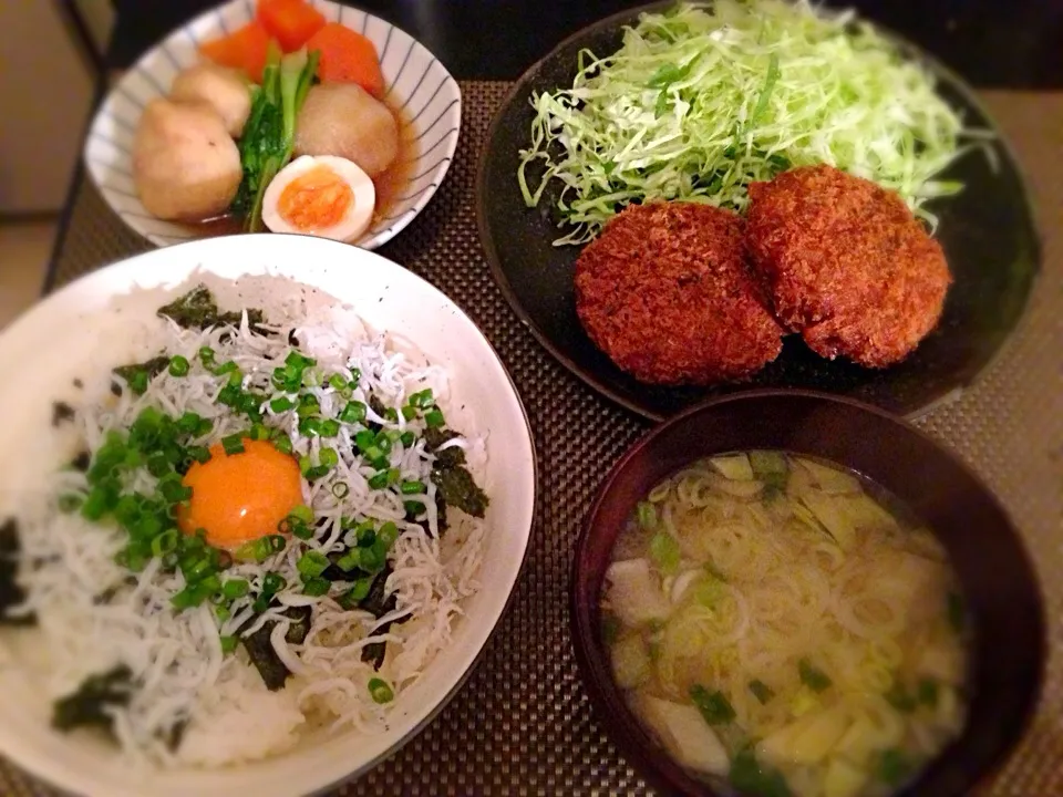 しらす丼、買ってきたメンチカツ、かぶの煮物、お味噌汁|ayumiさん