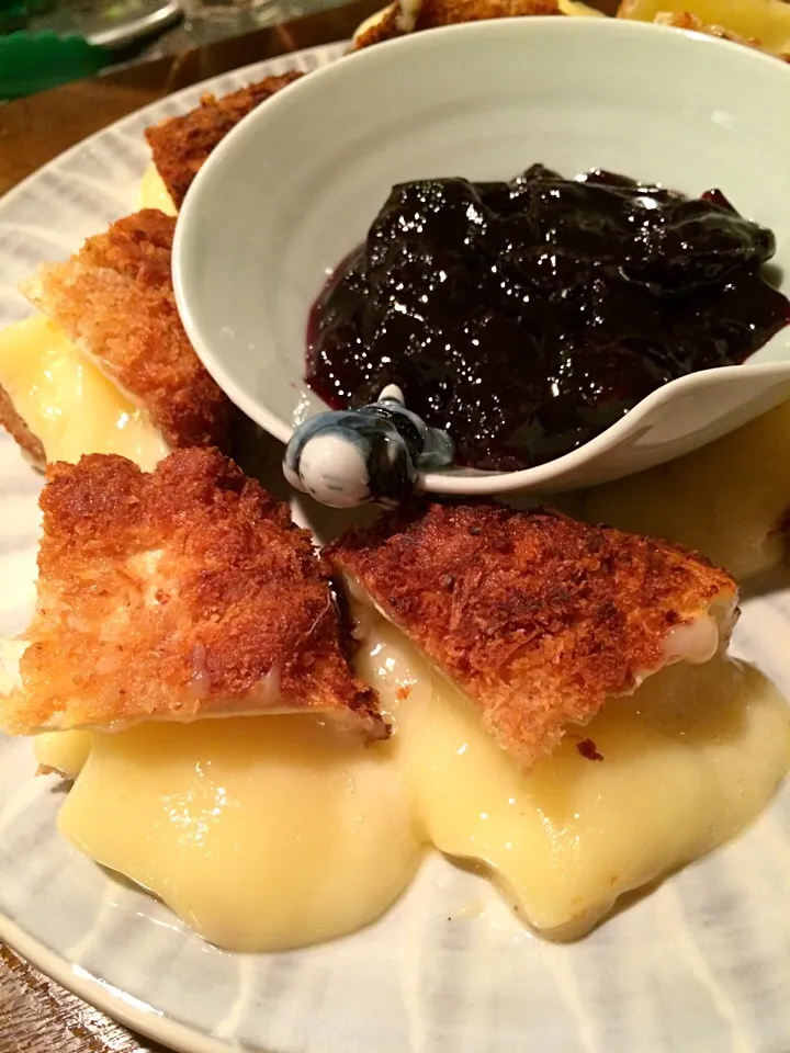 Queso camembert Empanado con mermelada de frutas;)|aястасияさん