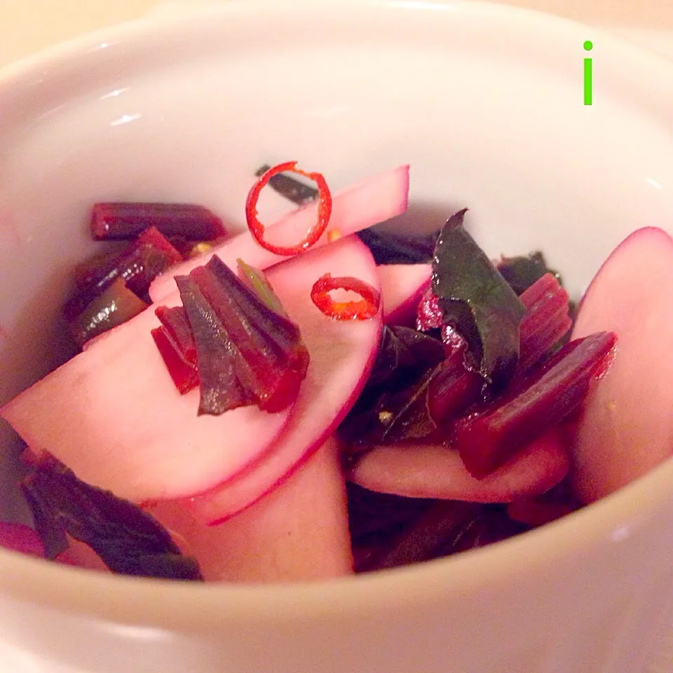 OMさんの料理 Spicy honey marinade salad of red turnip/紅蕪のスパイシーな蜂蜜マリネサラダ 👈ビーツの葉っぱも追加でピンクに！|izoomさん