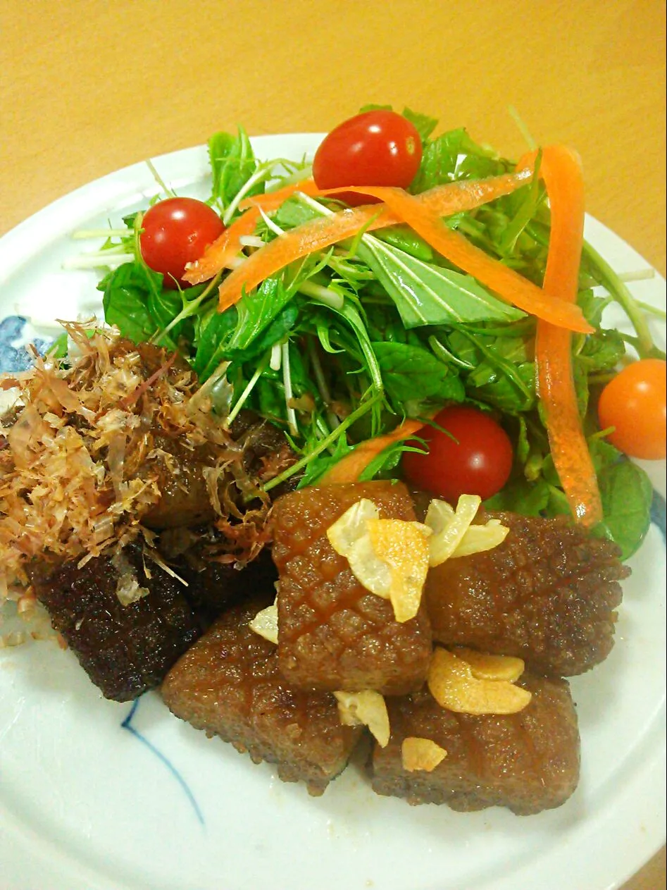 Snapdishの料理写真:ゆんゆんゅんさんのこんにゃくステーキです。煮物とは違うw新しい歯応えがGOOD！ついつい食べちゃう１品です☆|アッツさん