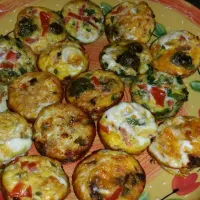 Egg muffins: spinach, turkey sausage and bacon, roasted brussel sprouts, feta, cheddar, tomato and onion|Haley KandiEyes Peelさん