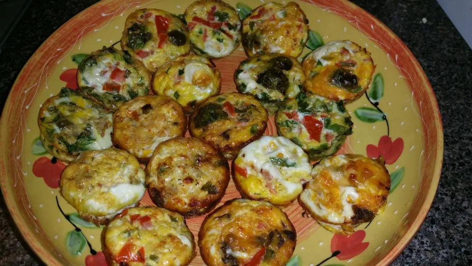 Egg muffins: spinach, turkey sausage and bacon, roasted brussel sprouts, feta, cheddar, tomato and onion|Haley KandiEyes Peelさん