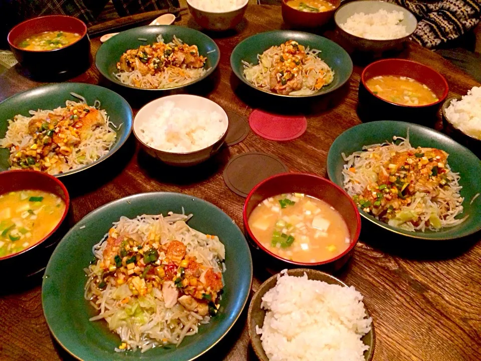 蒸し野菜と蒸し鶏のパリパリ焼きと大根と油揚げのお味噌汁と炊きたて新米|トキロックさん