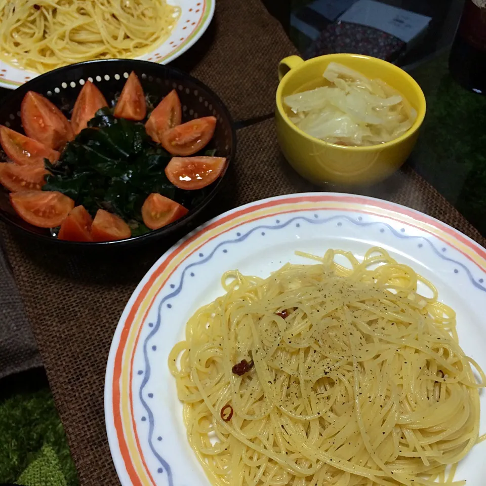 ペペロンチーノ、ワカメと鰹節和え、キャベツと玉ねぎとウィンナーのスープ。手抜きごはん|Snack PIYOさん