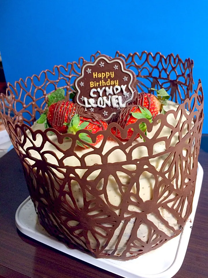 Chocolate sponge cake with chocolate design and whipped cream ..not too sweet ! Yummy|Stepanie Batario Kanazawaさん