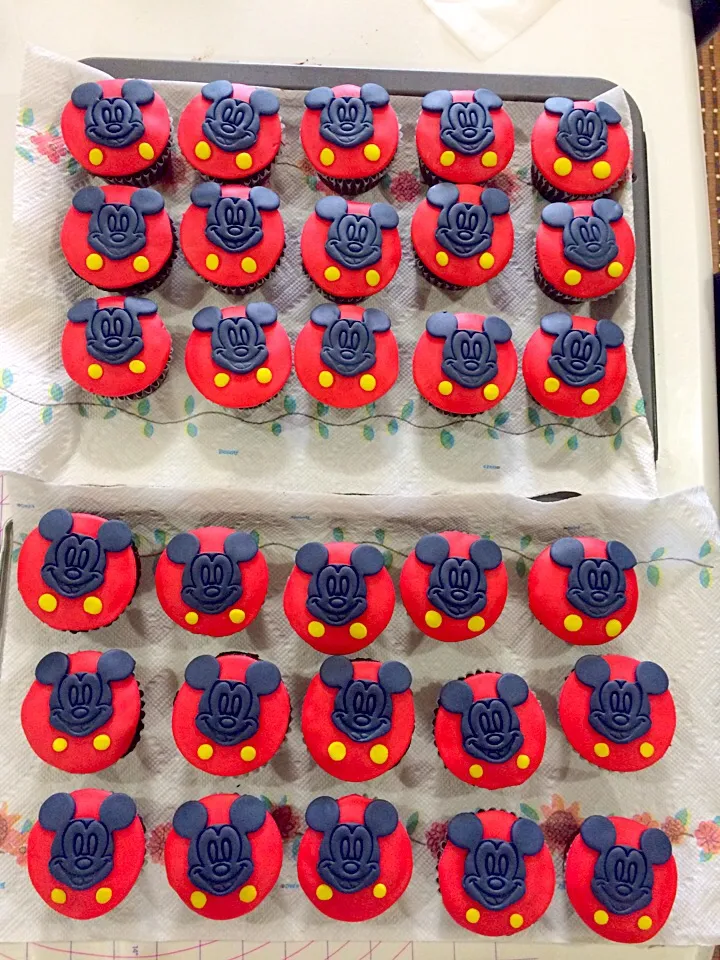 Mini cupcakes with mickey mouse design .. .|Stepanie Batario Kanazawaさん