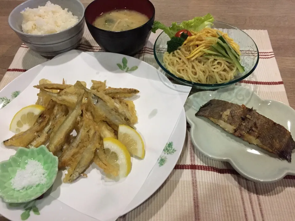 ワカサギの天ぷら・なめたカレイ一夜干し・ラーメンサラダ風・鍋残り野菜の味噌汁|まーままさん