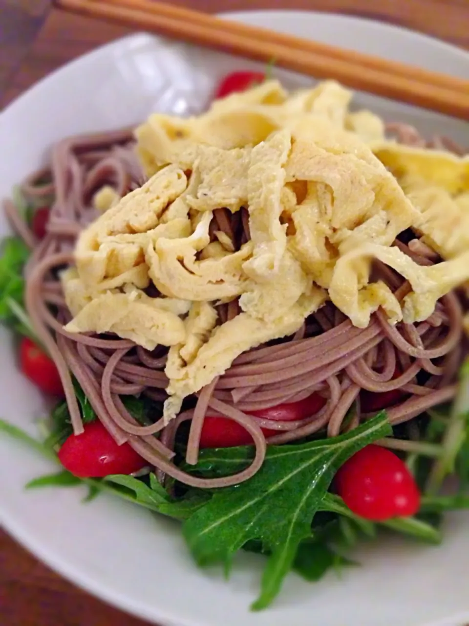 Snapdishの料理写真:Soba salad with Mizuna and cherry toms tossed in sesame dressing|karen limさん