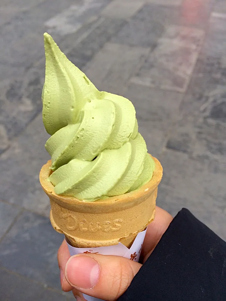 Famous green tea ice cream #qianmen #beijing #matcha #greentea #icecream #cone #musttry|Jill Nyomanさん