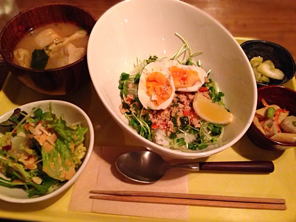 鶏ひき肉とバジルのガパオごはん定食|こいちさん