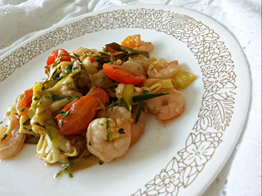 zucchini pasta with shrimp and cherry tomatoes|alli clarkさん