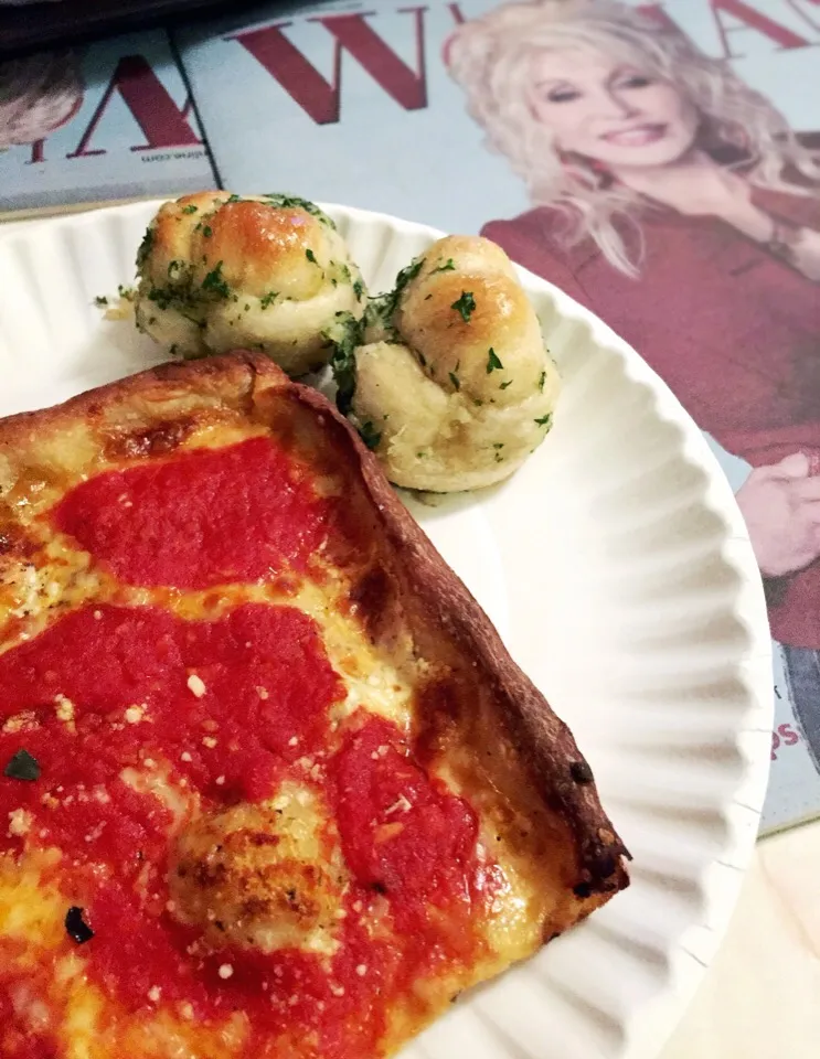 Grandma pizza and Garlic Knots.|MyRaXさん