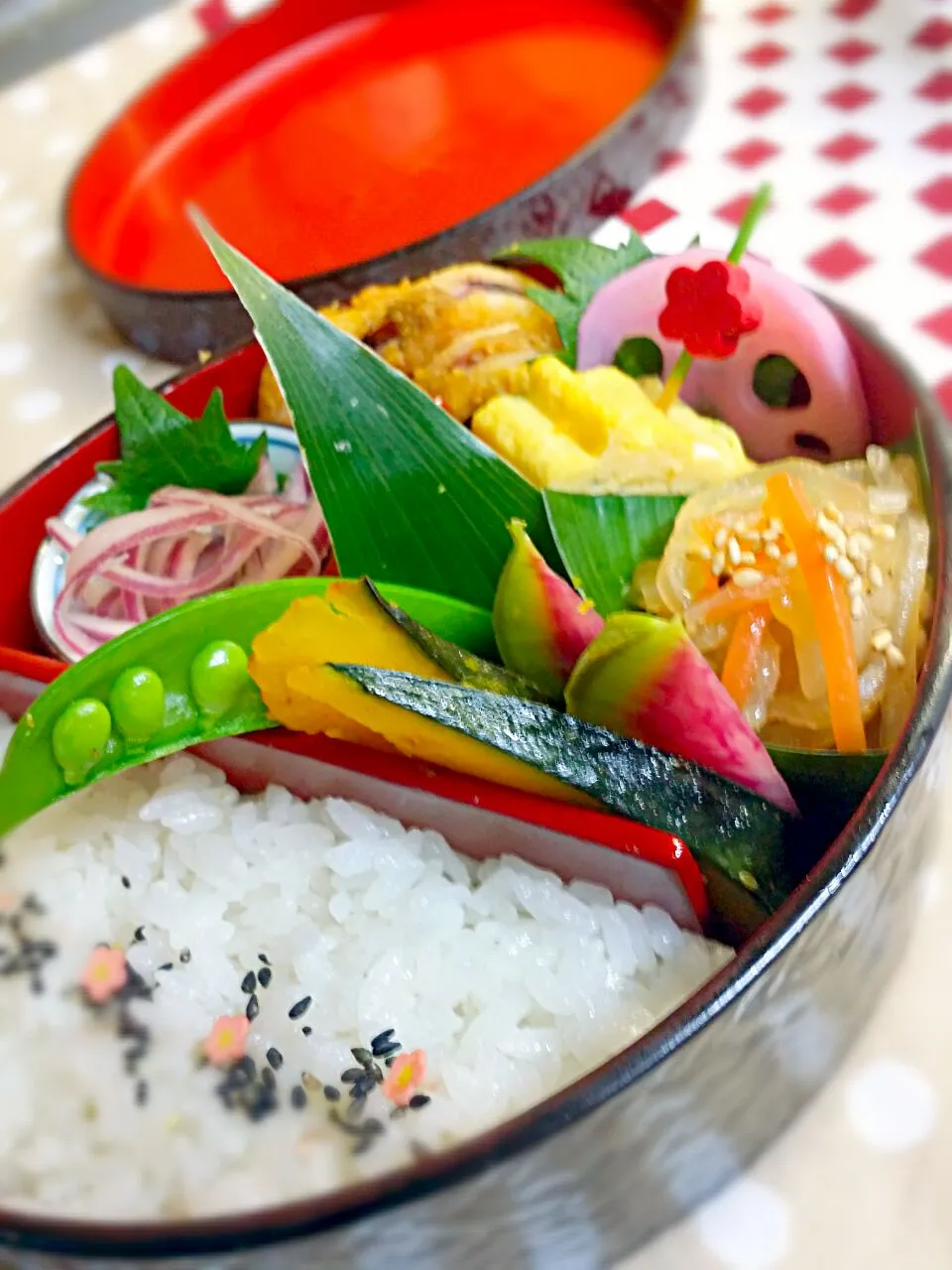 Snapdishの料理写真:《火曜日のお弁当》

・紫オニオンピクルス
・イカの唐揚げ
・大根の煮なます
・かぼちゃのねこぶだし焼き
・ねぎ入りだし巻き玉子
・酢れんこん
・紅芯大根（まゆみさん）

行ってらっしゃ～い♡|藤田 まり子さん