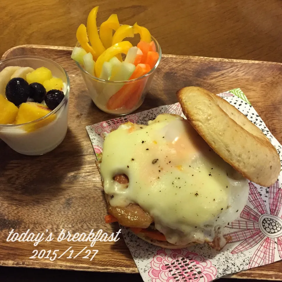 厚切りハムと目玉焼きのベーグルサンド|マッシュポテトさん