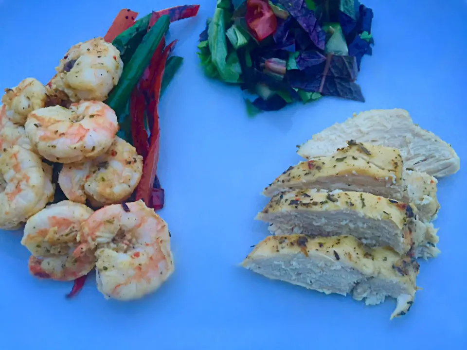 Garlic herb chicken & shrimp / roasted red peppers and green beans|lindsay robesonさん