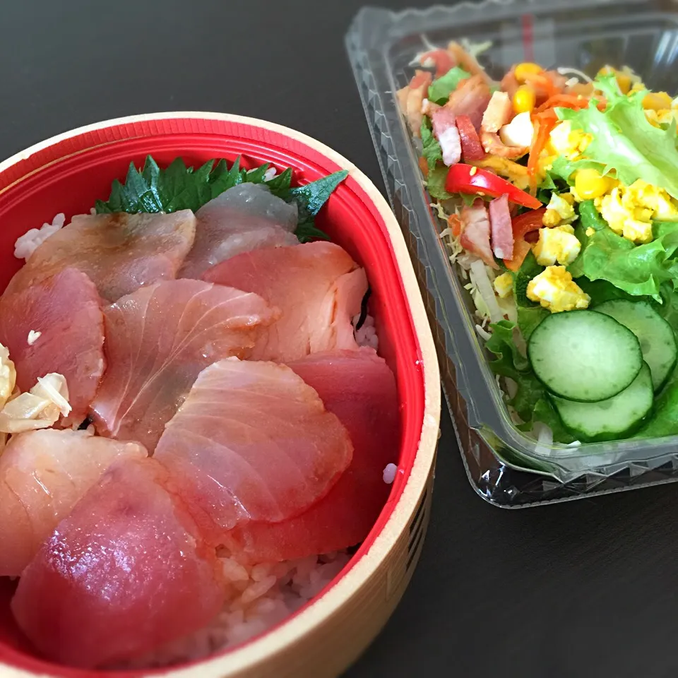 今日のお昼は、サラダとビンチョウマグロ丼！|リュカさん