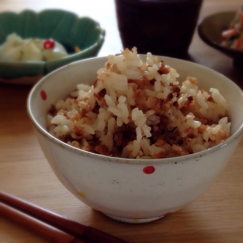 Snapdishの料理写真:どこ食べてもお焦げみたいな😋炒り玄米炊き込みごはん|まちまちこさん