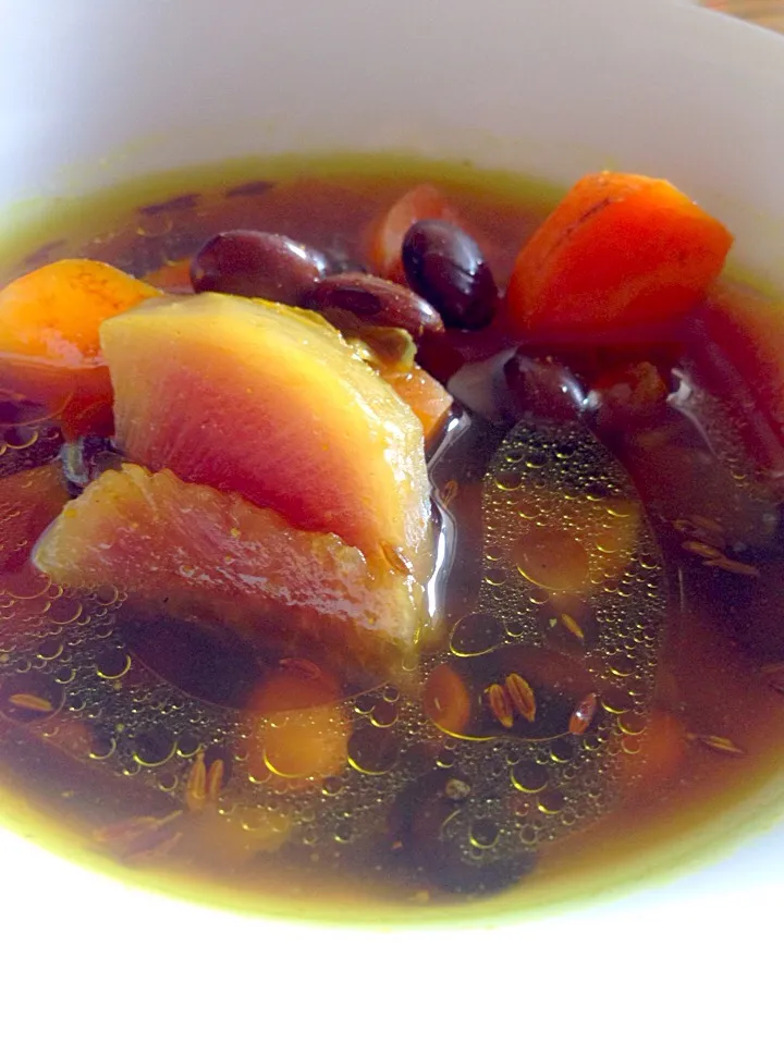 赤大根とにんじんの黒豆スープ♪ red raddish and carrots black bean soup :)|Tanuさん