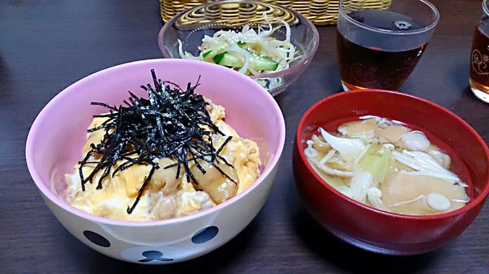 Snapdishの料理写真:親子丼、中華サラダ、庄内麩のお味噌汁|みんさん