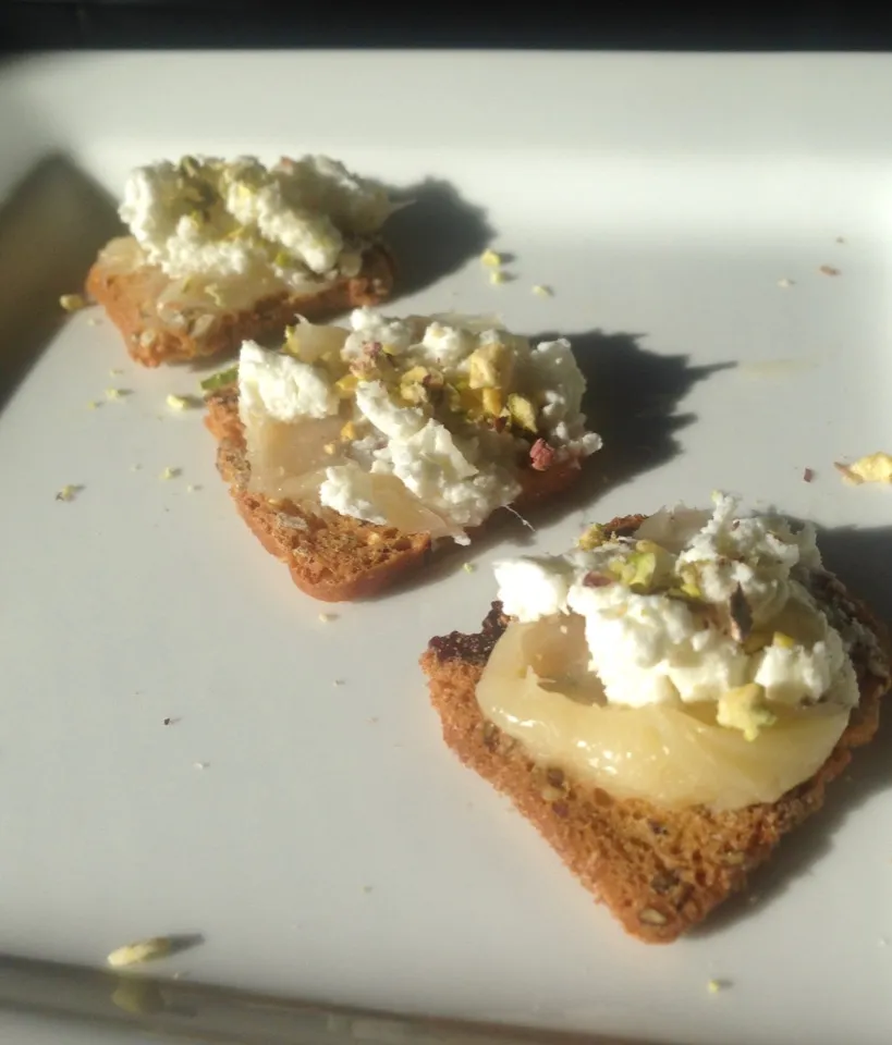 Goat Cheese, Honey Butter and pistachio on raisin Rosemary toast|peggy waldonさん