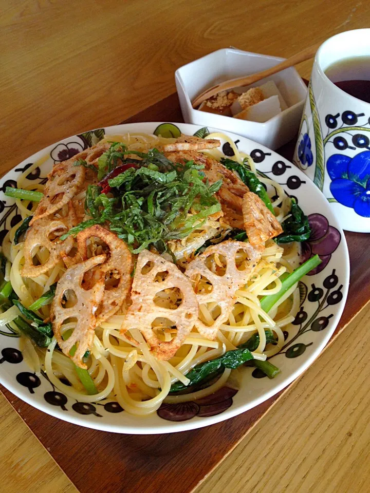 Tomoko Itoさんの料理 昆布つゆ使ってカリカリじゃこと蓮根チップ乗せ和風パスタ💗|hiromiさん