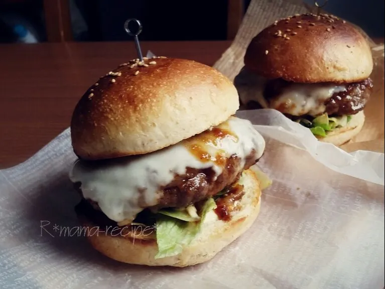 昨日のバンズ&黒毛サーロインミンチで作る、贅沢すぎる照り焼きチーズバーガーランチ(๑•🐽•๑)♥|ひかりママさん