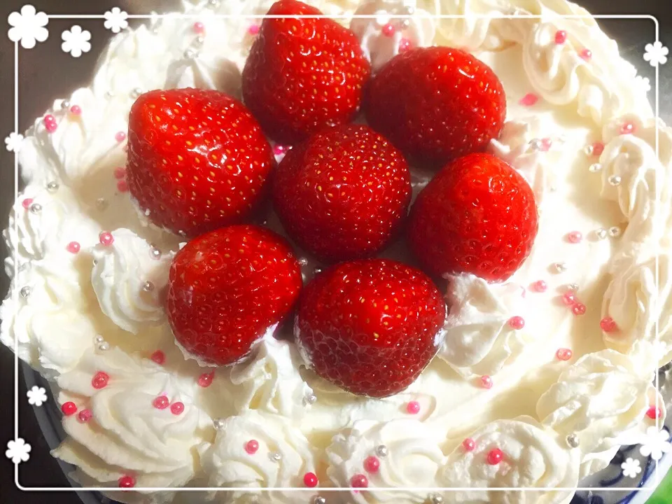 初めての手作りケーキ♡ぐちゃぐちゃ♡お父さんに(*ˊᵕˋ*)੭ ੈはぴば♡|Mikiままさん