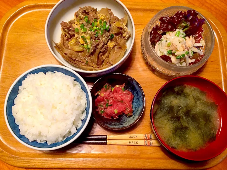 牛肉の柳川風、鮪中落ち胡麻油塩、大根ツナサラダ、ワカメのお味噌汁|yuyusuzuさん