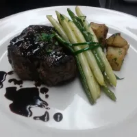 top sirloin with a redwine reduction,   potatoes and a bouquet of wax beans|travis frederickさん