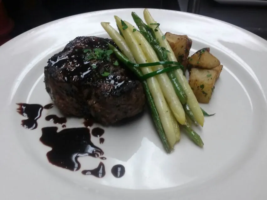 top sirloin with a redwine reduction,   potatoes and a bouquet of wax beans|travis frederickさん