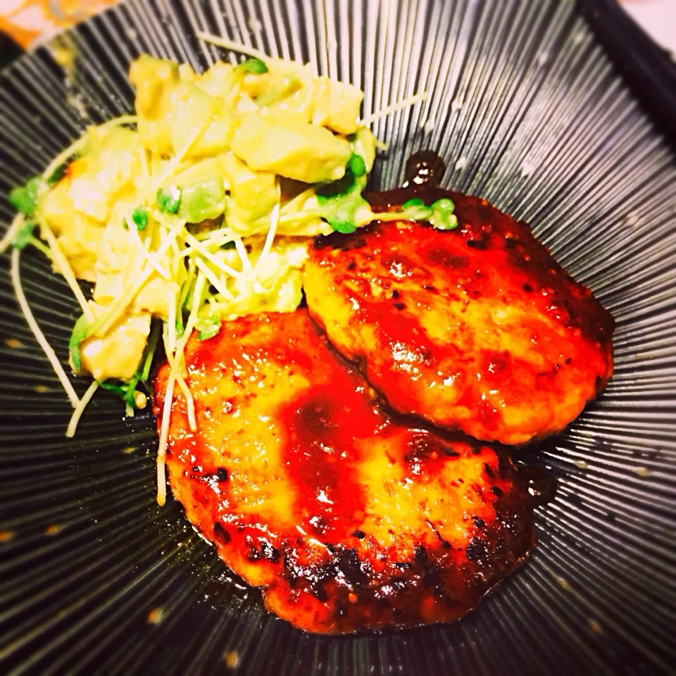 豆腐と鳥つくねのハンバーグ焼肉のタレあえ＆アボカドと豆腐のわさび醤油サラダ♪|松田祐貴子さん