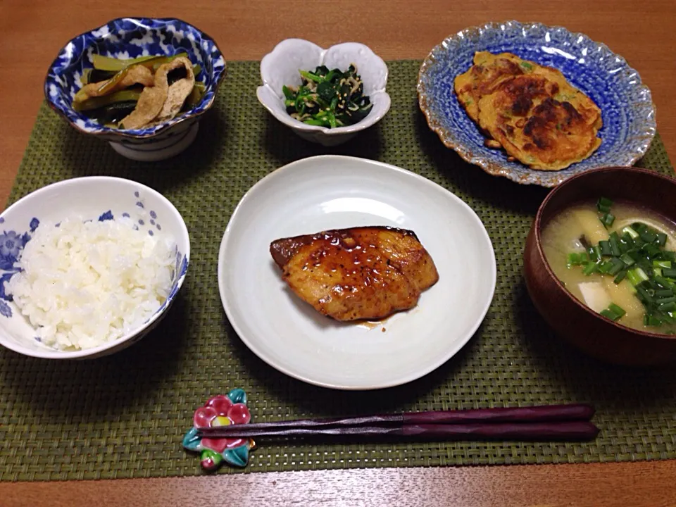 Snapdishの料理写真:ブリ照り焼き☆小松菜煮浸し☆ほうれん草雑魚和え☆豚肉スキ煮お焼き☆お味噌汁☆|Milfeliceさん