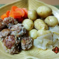 Snapdishの料理写真:炊飯器で豚バラ塩麹肉じゃが♪を肉団子で♬