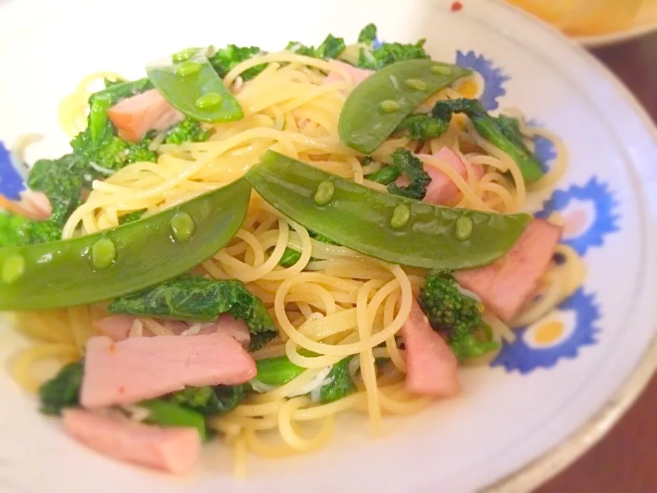 Snapdishの料理写真:春を先取り菜の花としらすとスナップエンドウの彩りパスタ|nacanoさん