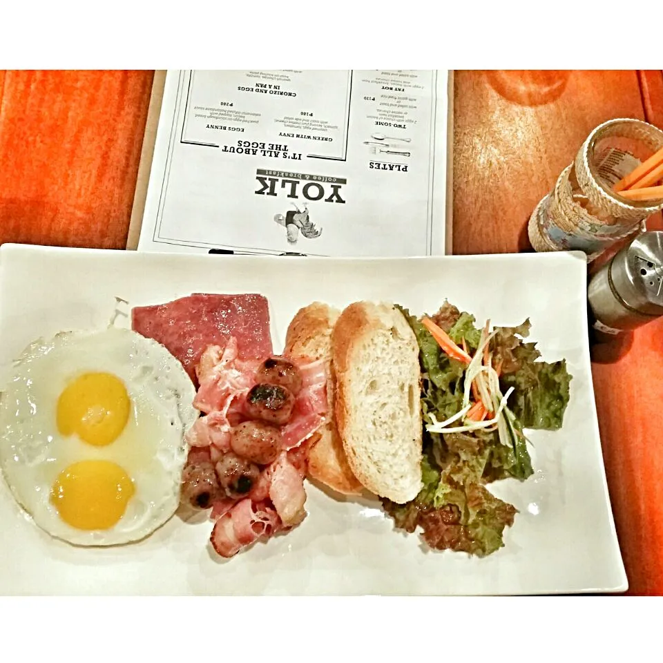 Fat Boy - chorizo,ham,bacon,salad & toast|Dan Joecelyn M. Limさん