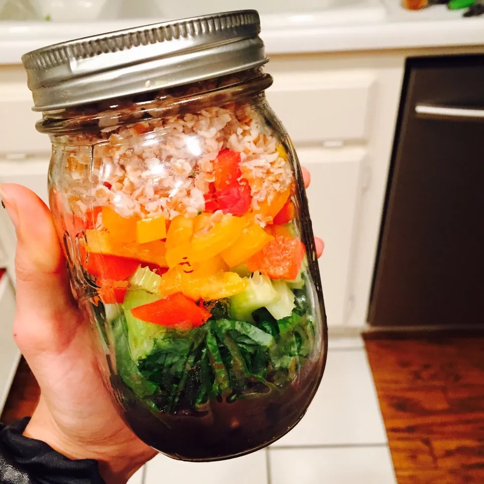 Salad jar: beans, raw collard greens, raw celery, raw bell peppers, bulgur|victoria valerioさん