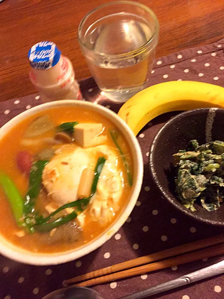 Snapdishの料理写真:味噌汁リメイクのチゲと、ほうれん草のピーナッツ和え  ヤクルト  バナナ|mari miyabeさん