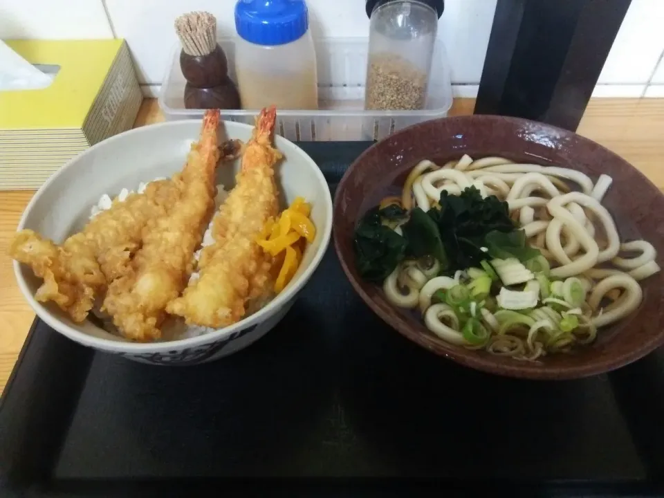 立ち食いそば中里の海老天丼＆うどんのセット、720円。|東京ライオンズさん