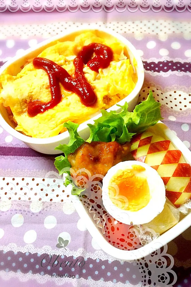 今日のお弁当。オムライス、照り焼きチキン、茹で卵、プチトマト、チーズ、リンゴ🍎|72roseさん