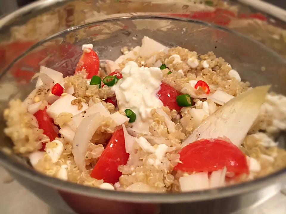 Snapdishの料理写真:Quinoa, Tomate, Hüttenkäse, Chicorée. Pfeffer, Chilis, Olivenöl|Yuyuki Shimaさん