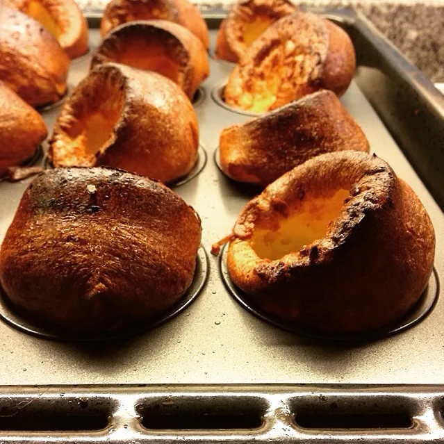 Snapdishの料理写真:Muffin pan popovers.  マフィンの型でポップオーバー|Yuka Nakataさん