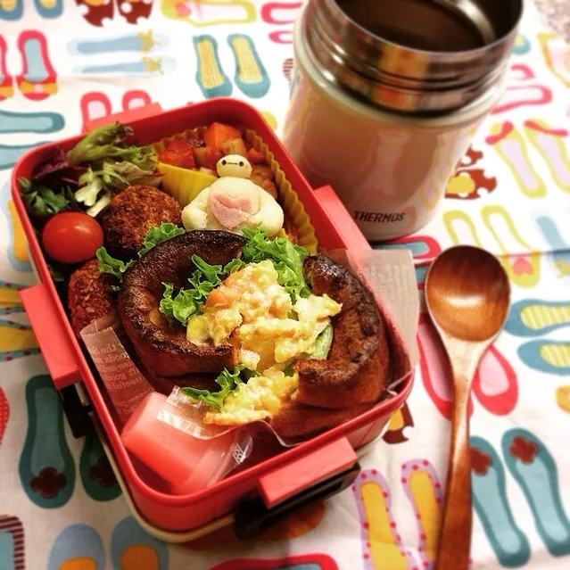 Popover sandwich with smoke salmon and egg lunch box.  スモークサーモンポップオーバーでサンドイッチ弁当 ベイマックスも一緒！|Yuka Nakataさん