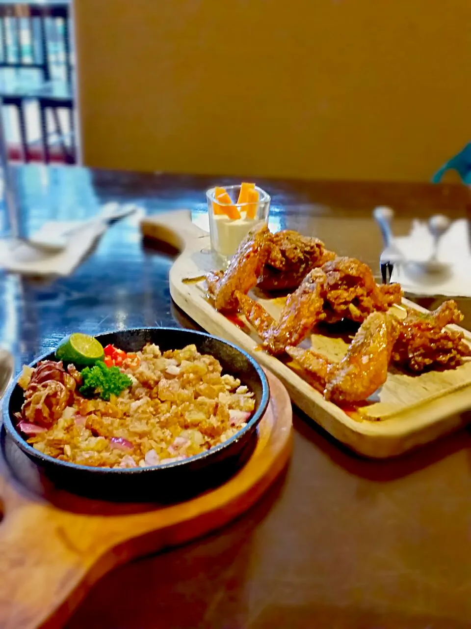 Sisig and Buffalo wings! 

#pinoysisig
#baguiocity|Joshua Tongolさん