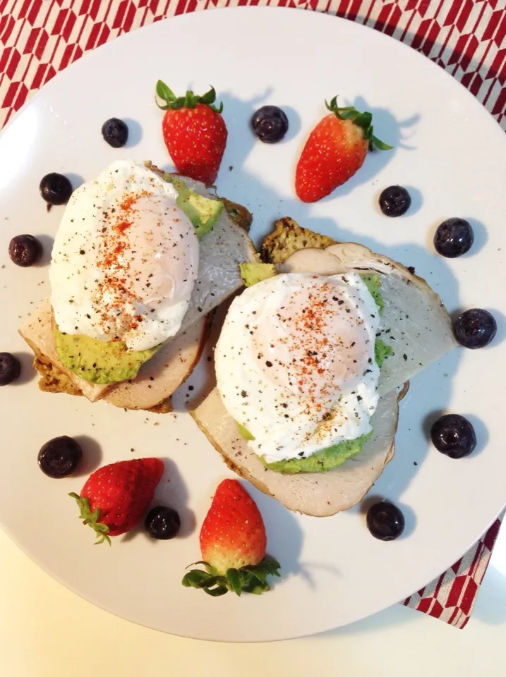 Breakfast of poached eggs over avocado and turkey breast on home made loaf|coxiella24さん