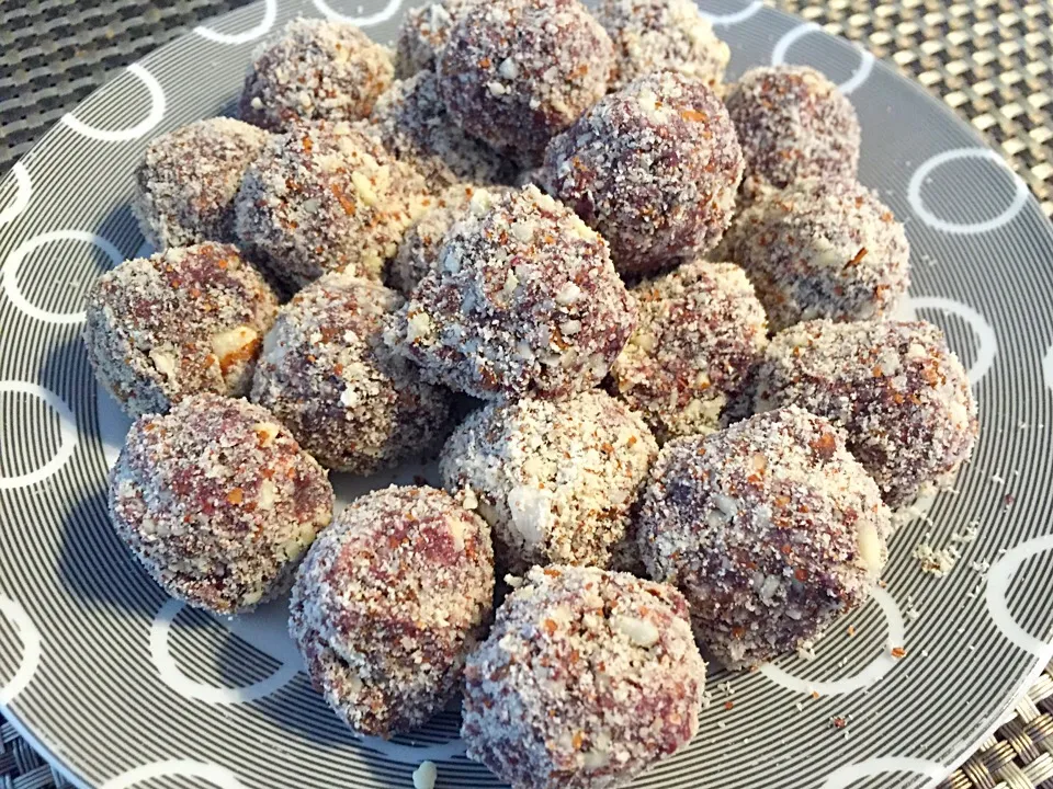 Dry fruits, blubbery , chia seed and cinnamon  energy balls💞|Diana Hiraoさん