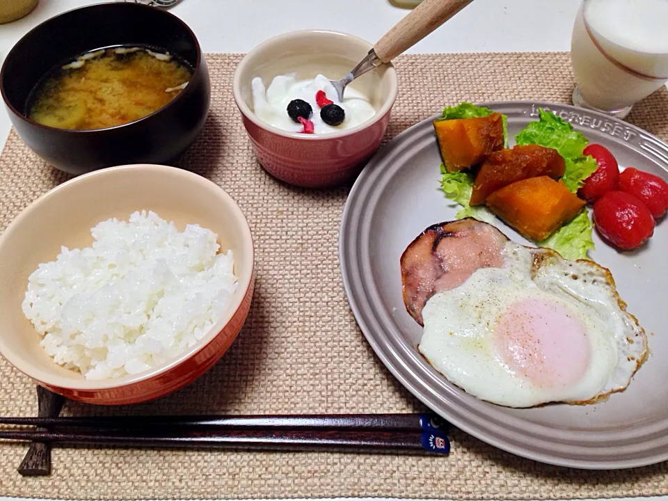 ハムエッグ かぼちゃの煮物 アイコの白だしマリネ 茄子と人参の味噌汁 ヨーグルト|にゃろめさん