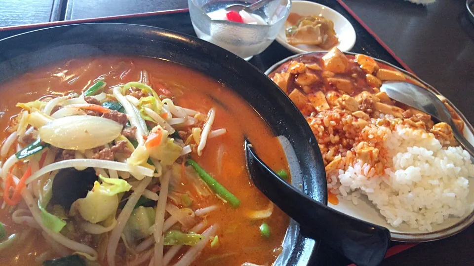 【日替定食】味噌ラーメンと小麻婆豆腐丼を頂きました。|momongatomoさん