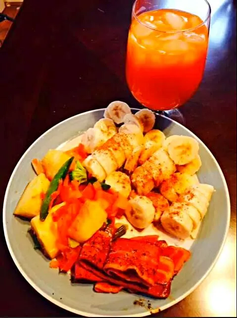 banana, grapefruit, Turkey bacon with carrot juice.|mitchellさん